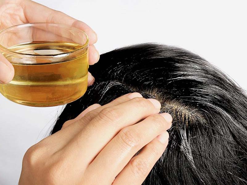 Dùng dầu dừa khi gội đầu