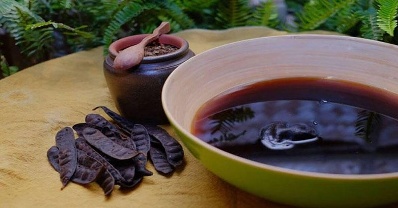 Xả tóc bằng giấm táo là cách chăm sóc tóc mềm mượt tại nhà được nhiều người áp dụn