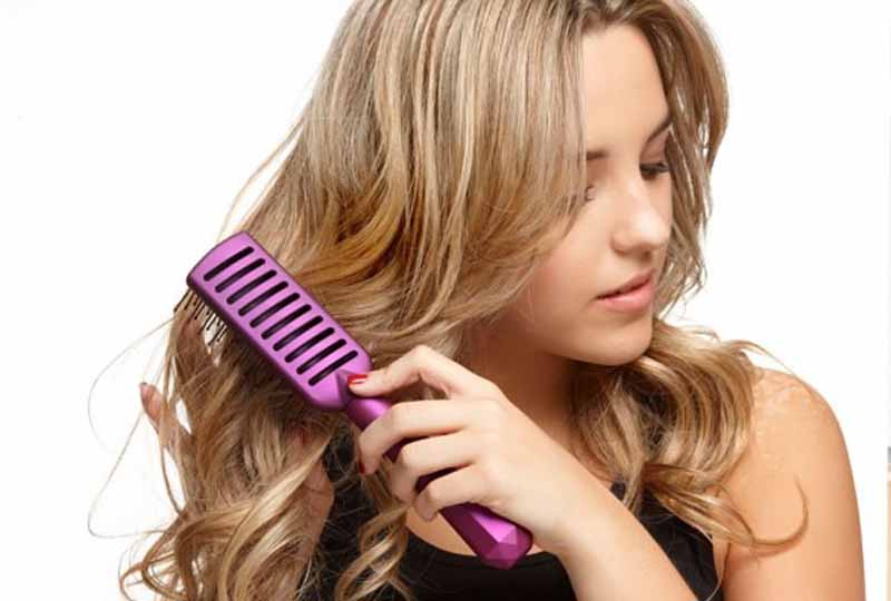 Bạn nên sửa dụng các loại lược răng thưa để mái tóc uốn